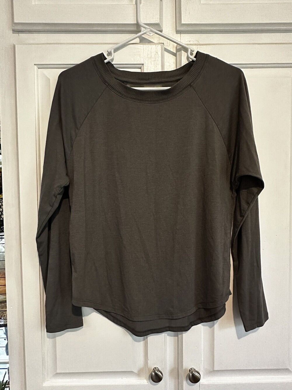 Athleta Topanga Mesh Upper Back Shirt Size XS grayish Green Xsmall Gym Run Yoga